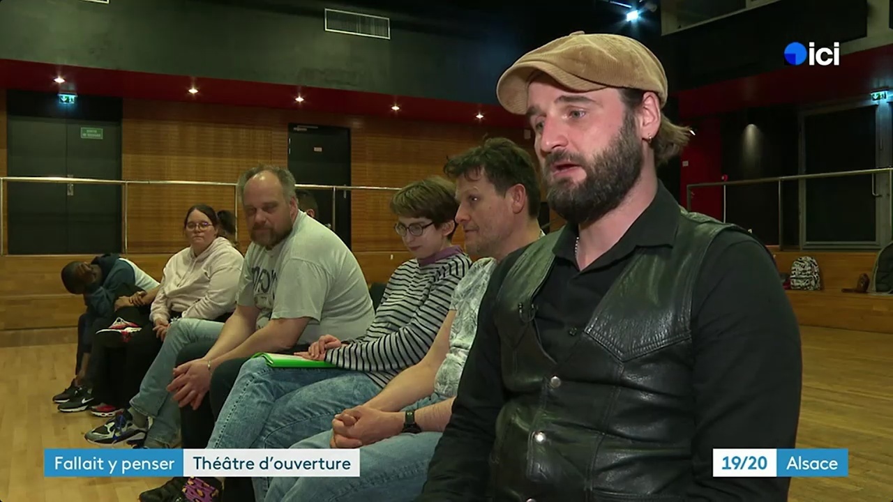Jean-Michel en atelier, entouré de participants à l'écoute